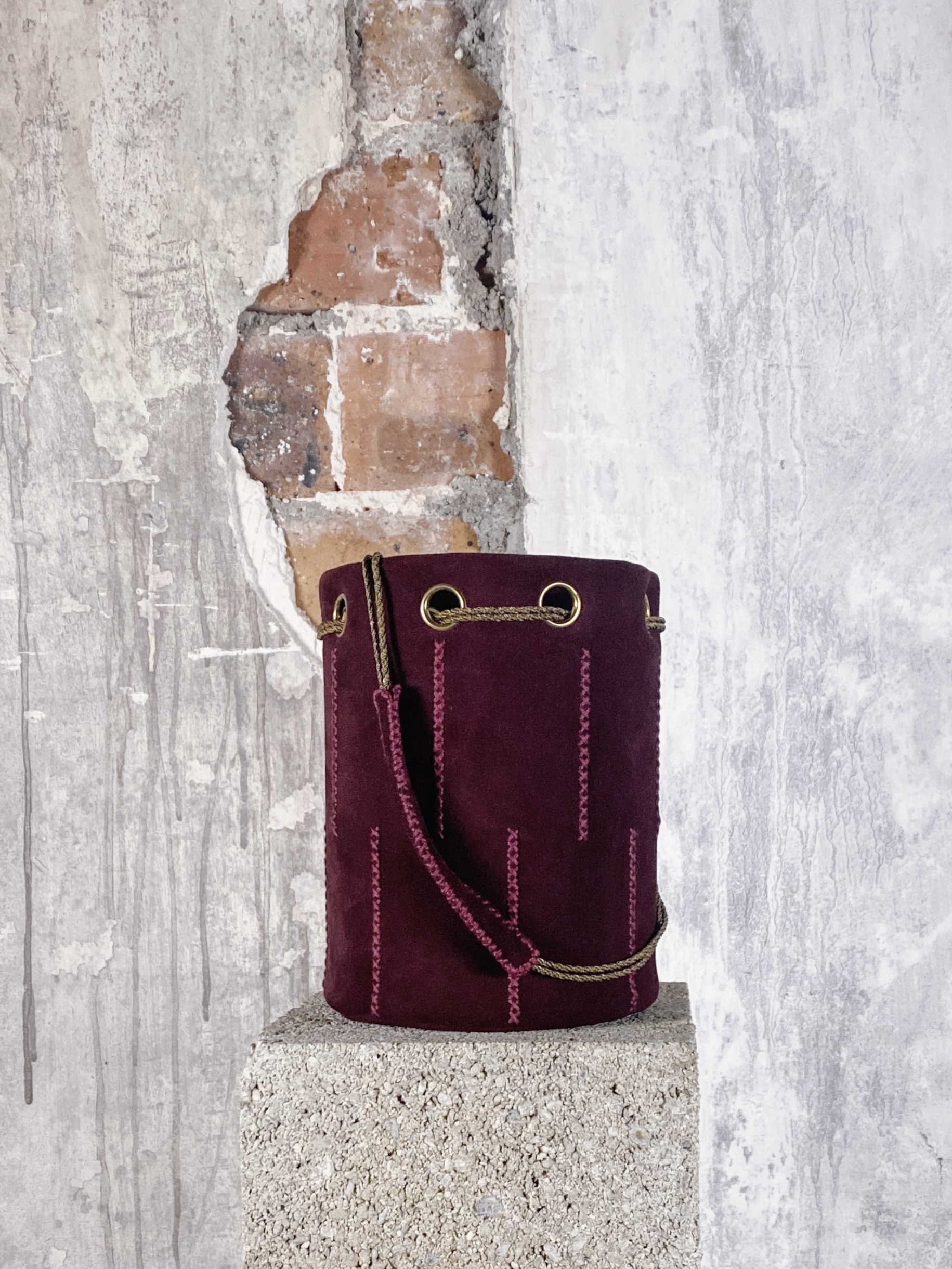 Sac seau en veau velours brodé bordeaux HEDY COSTA FOKI